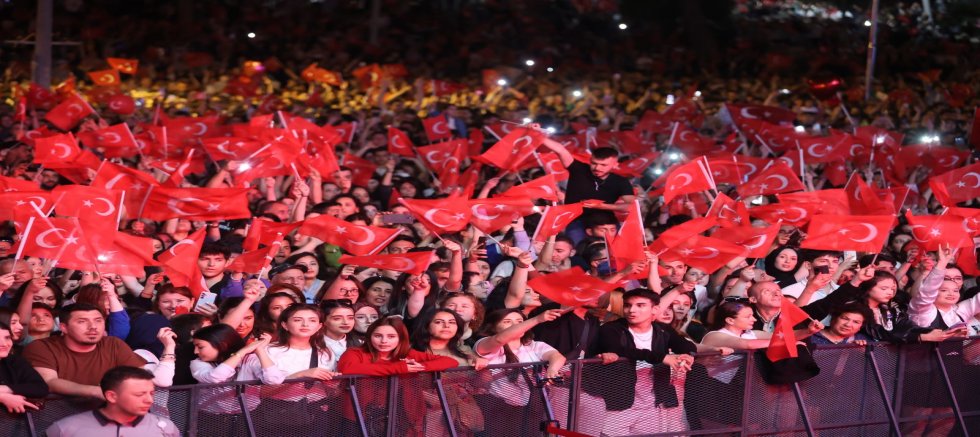 ON BİNLERCE ANTALYALI SANDAL’IN ŞARKILARIYLA COŞTU